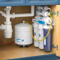Pod zlewem zamontowany jest system filtrowania wody. Biały zbiornik i kilka przezroczystych filtrów zapewniają czystą wodę.