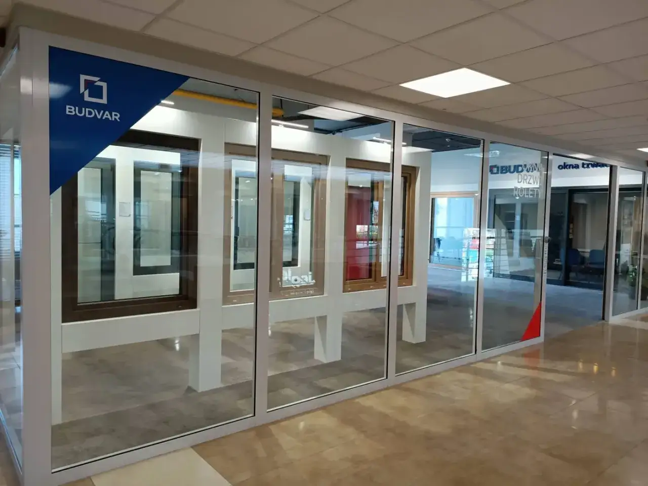 Witryna salonu okien i drzwi z ekspozycją produktów.